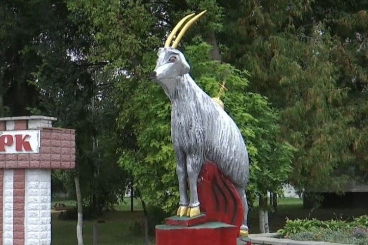 На Чернігівщині поставили пам'ятник козлу