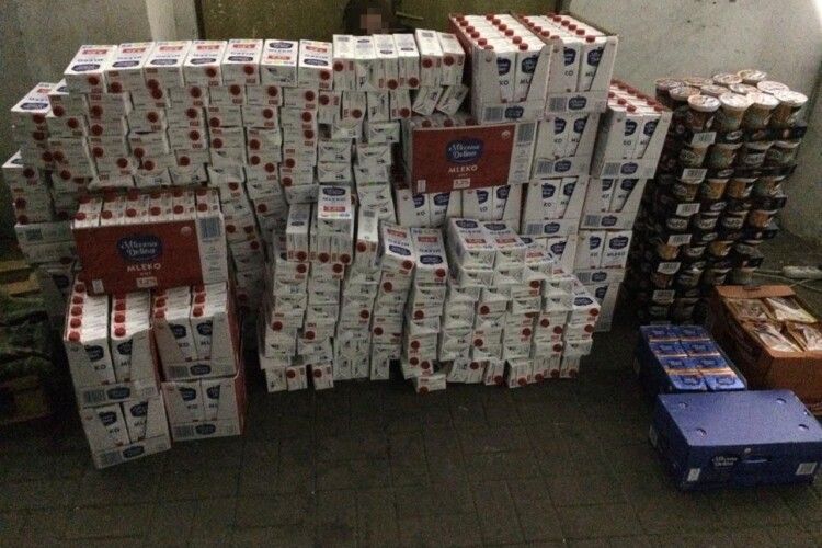 Українець, повертаючись з Польщі, приховав чимало продуктів харчування під підлогою автівки (Фото)