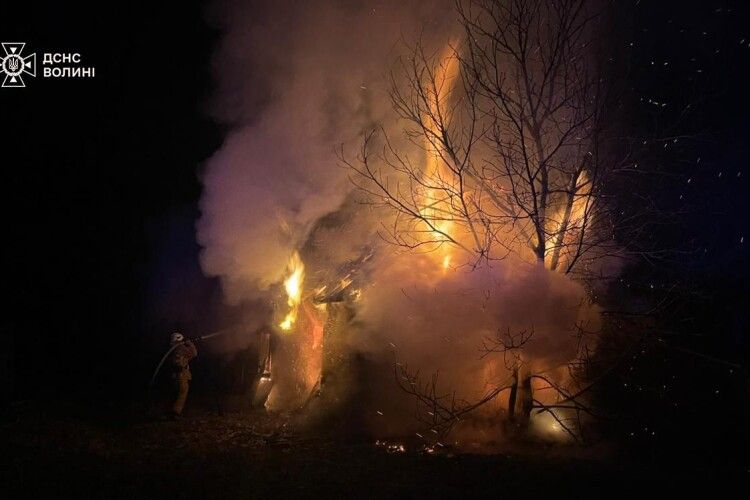 На Волині невідомі серед ночі підпалили хату