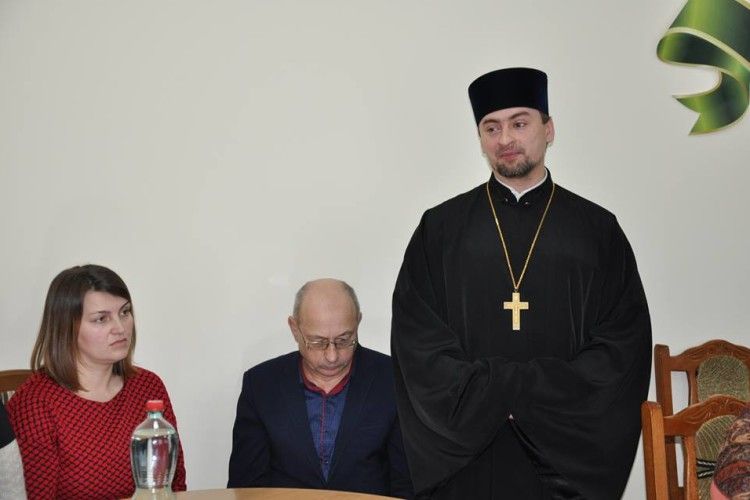 Священик благословив на добрі справи