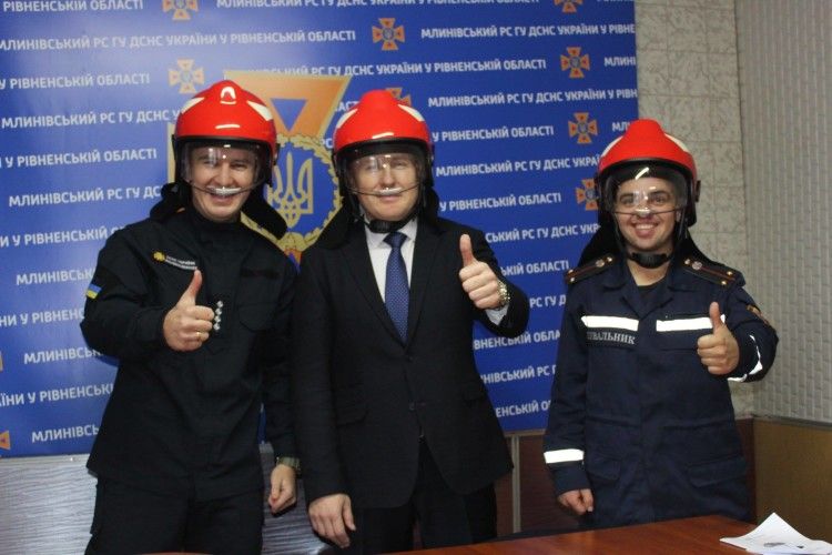 Млинівські вогнеборці знайшли під ялинкою три новеньких каски (фото)