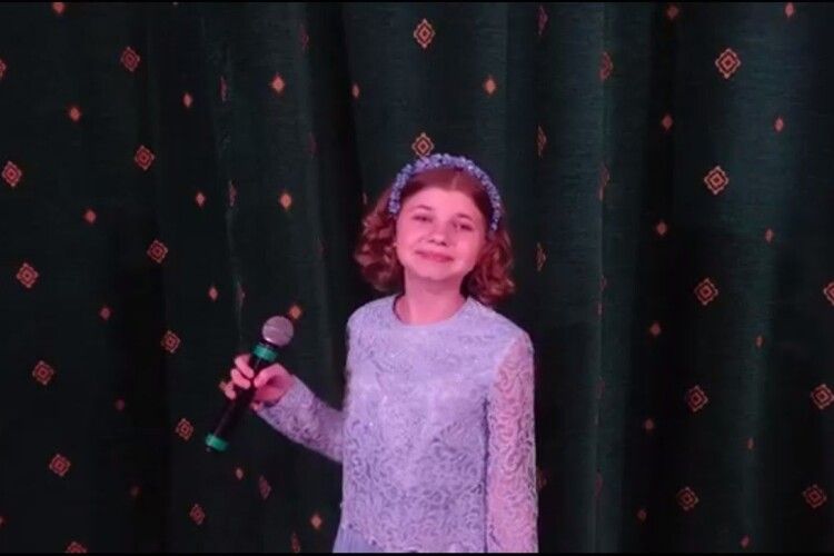 Дівчинка з Нововолинська привітала маму та всіх лікарів душевною піснею (Відео)