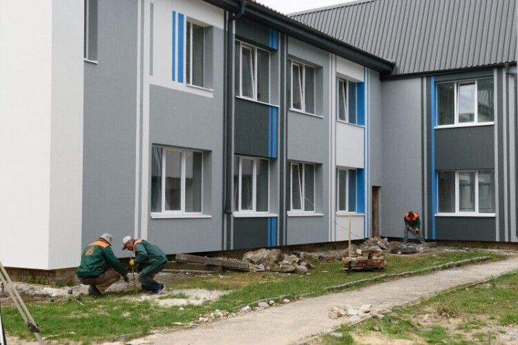 Луцький мер побував у гуртожитку для переселенців, який ремонтують