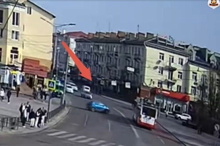 У центрі Луцька водійка підрізала тролейбус (Відео)