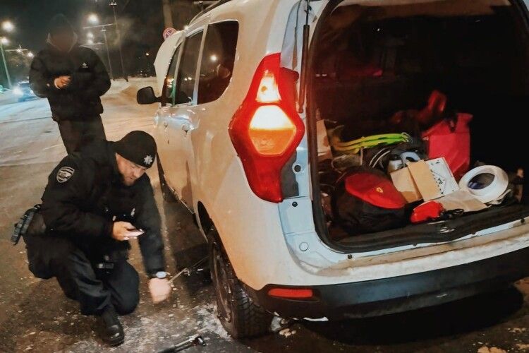 У Луцьку патрульні допомогли родині з дітьми, які застрягли на морозі