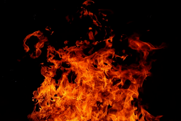 На Волині у подружжя, яке виховує шестеро неповнолітніх дітей, згорів будинок 