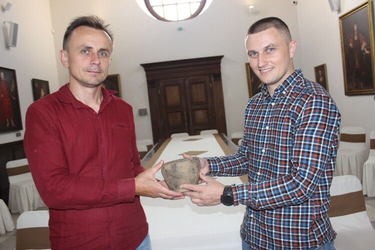 Військовий «Азову» знайшов і передав музею на Рівненщині артефакт, якому 3,5 тисячі років