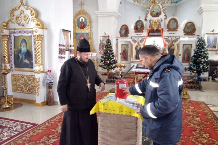 У Волинському храмі вчили настоятеля класти на лопатки червоного півня (фото)