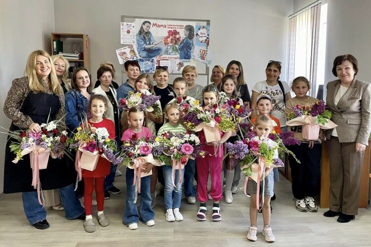 У місті на Волині дітки полеглих Героїв для матусь і бабусь створювали квіткові композиції (Фото)