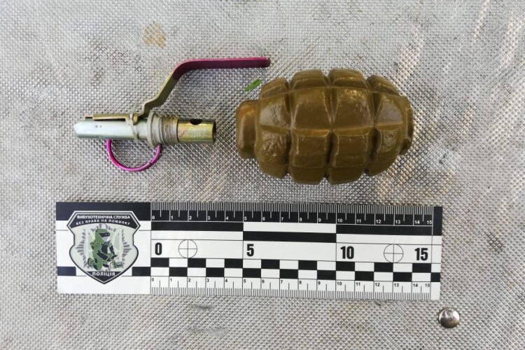 На Волині СБУ знайшла схованку зі зброєю на покинутому стрільбищі (Фото)