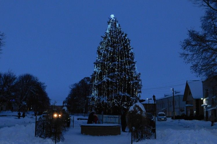 І на Горохівщині засяяли новорічні ялинки (Фоторепортаж)