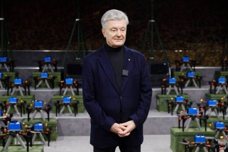 Петро Порошенко передає у війська першу партію FPV-бомберів Stark 13