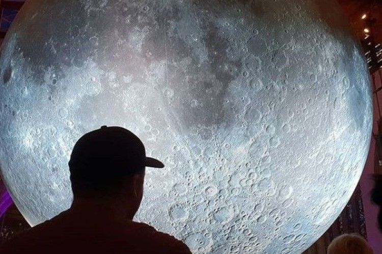 Гігантський Місяць поїхав мандрувати Європою (відео)