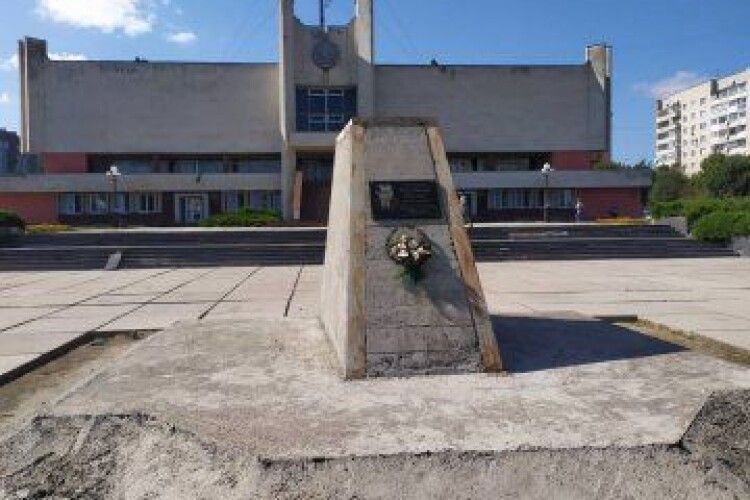 У Луцьку знесуть пам’ятник Бандері перед РАЦСом (Відео)
