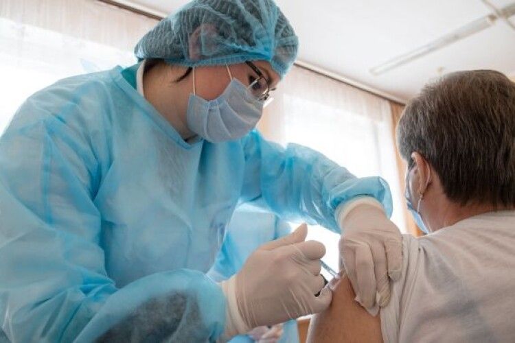 У Києві почали щеплювати вакциною Pfizer
