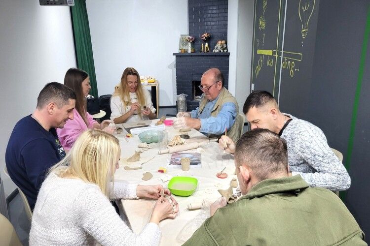 Гончарство для ветеранів у Ковелі: творчість, що планують перетворити на дрони 