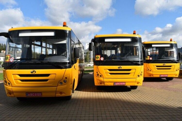 Громади на Волині отримали новенькі подовжені шкільні автобуси