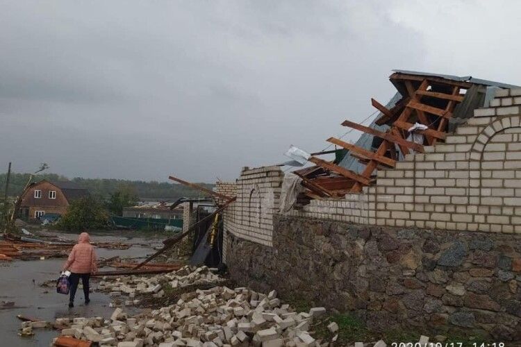Українським містом пройшов ураган: сильний вітер позносив дахи і зруйнував стіни в будинках (Фото)
