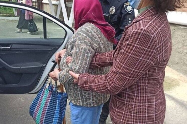 У Рівному патрульні допомогли 80-річній жінці, яка блукала вулицями (Фото)