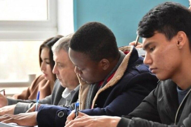 Скільки іноземних студентів навчається в Україні