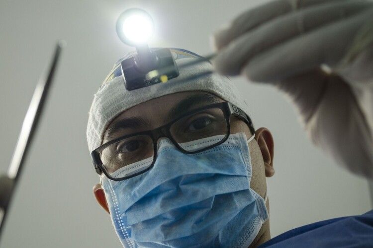 У Польщі 21-річній українці вперше зробили операцію на головному мозку без анестезії