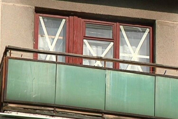Уникнути травм від уламків скла: як правильно клеїти вікна