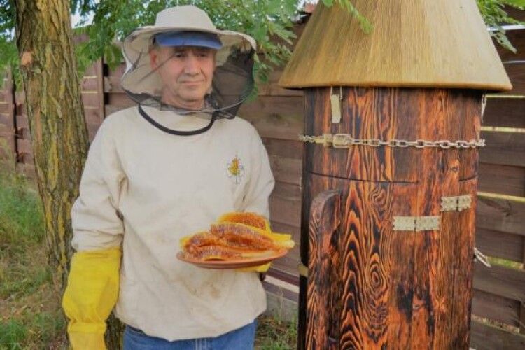 Українські пасічники дедалі активніше добувають бортьовий мед