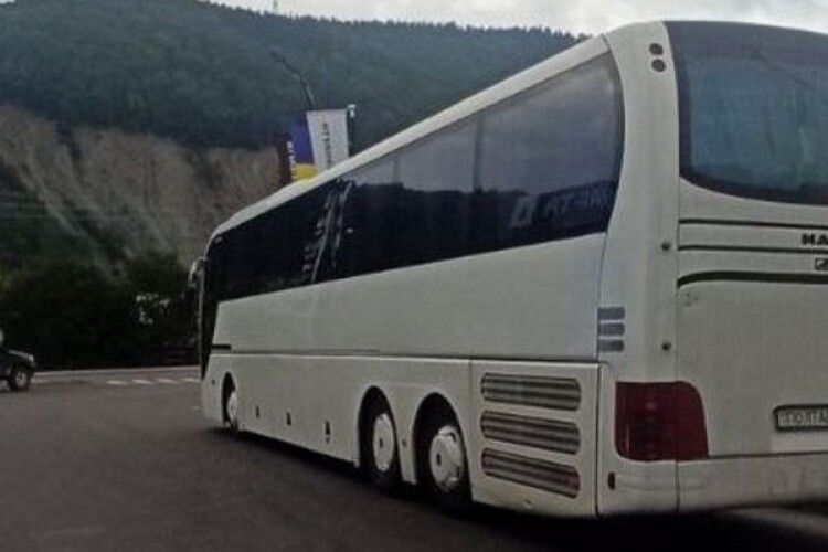 Волинські патрульні виявили документи з ознаками підробки в перевізника дітей