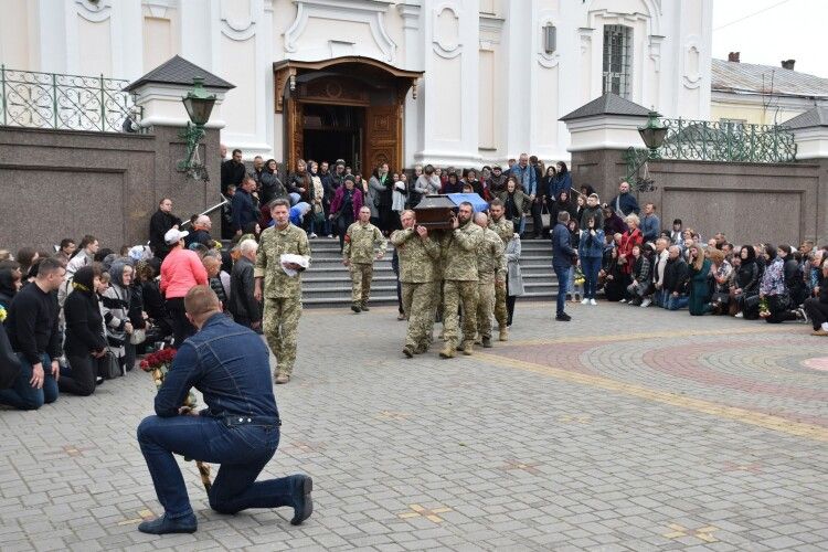 Луцьк – у жалобі: в останню дорогу провели молодого Захисника України (Фото)