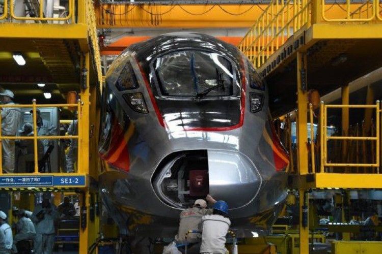 У Китаї запустять пасажирський потяг завдовжки 400 метрів