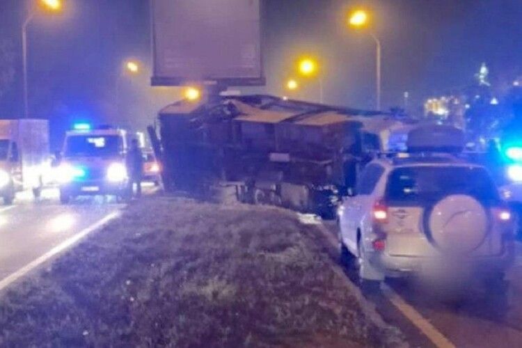 Авто на швидкості перевернуло маршрутку з людьми: момент потрапив на камеру (Відео)