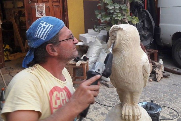 Румунський митець використовує бензопилу, щоб перетворити дерева в скульптури