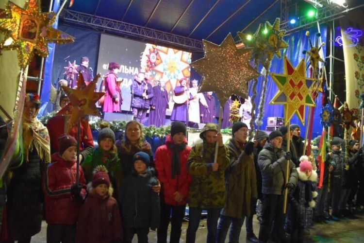 Сотні лучан колядували на Театральному майдані (Фото)