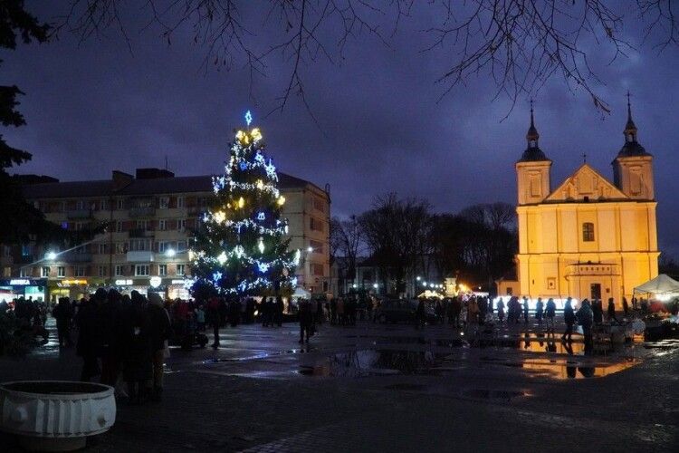 Сподобалася не всім: у місті на Волині урочисто засвітили ялинку (Фото)
