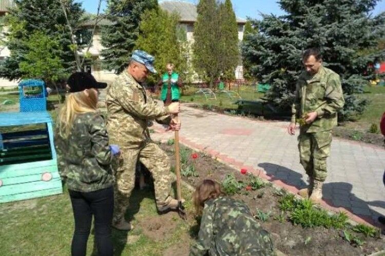 У Любешові ветерани війни на Сході України саджали дерева