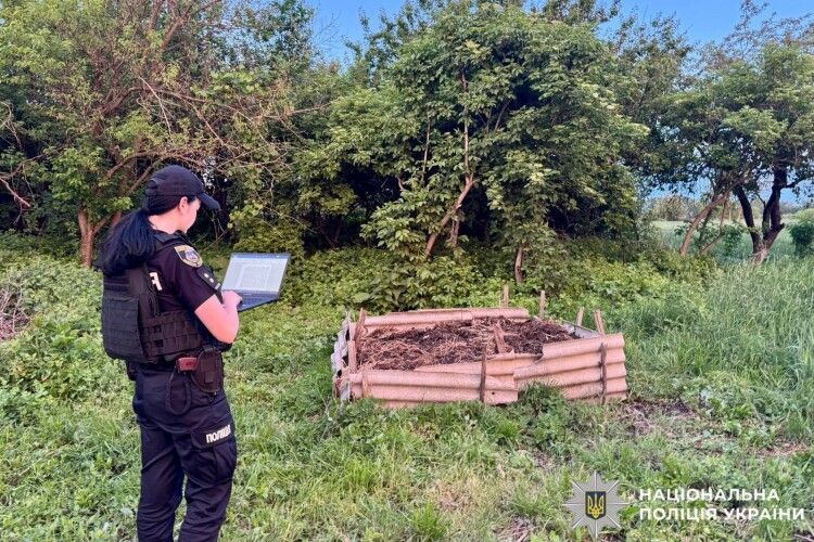 Загорнув у ковдру і закопав під вікном: на Київщині чоловік вбив кохану та згодом сам здався поліції