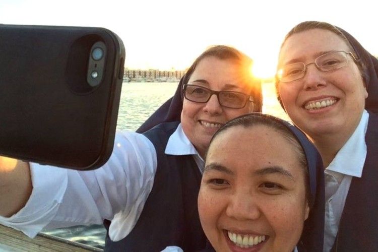 Ватикан просить монахинь проводити менше часу в соціальних мережах