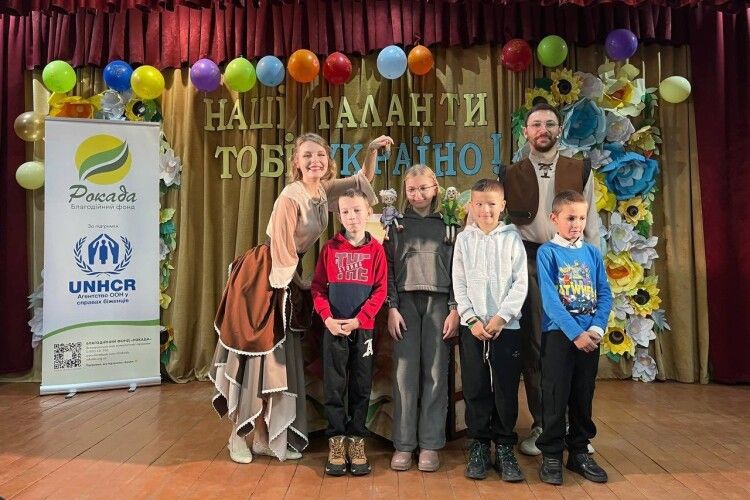У селище на Волині приїхав незвичайний ляльковий театр