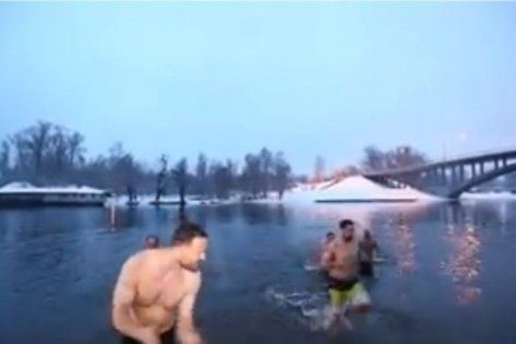 На Водохреще у Дніпро пірнули навіть американські дипломати