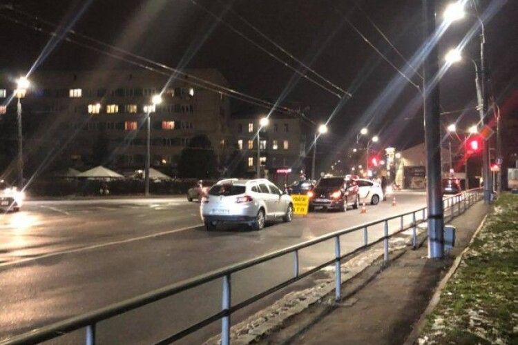 У Луцьку на площі Возз'єднання зіткнулися три авто (Фото)