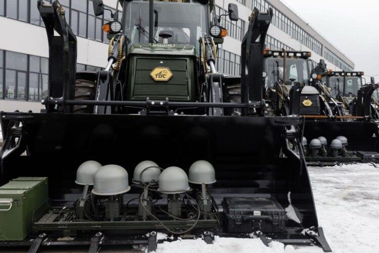 Порошенко передав військовим п’ять нових екскаваторів та контейнерні ремонтні комплекси