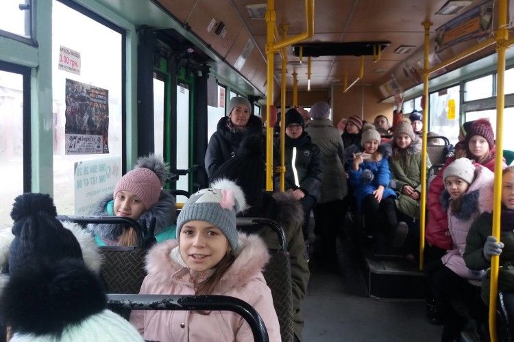 П’ятикласникам Луцької гімназії №18 провели економічну екскурсію на тролейбусі