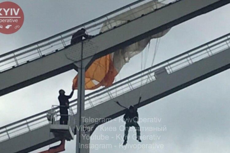 У Києві парашутист повис на пішохідному мосту