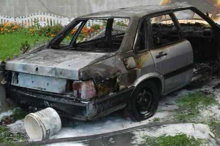 Житель Дубна попік обличчя, поки гасив свій автомобіль