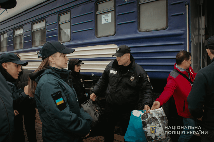 Волинські поліцейські зустріли евакуаційний потяг