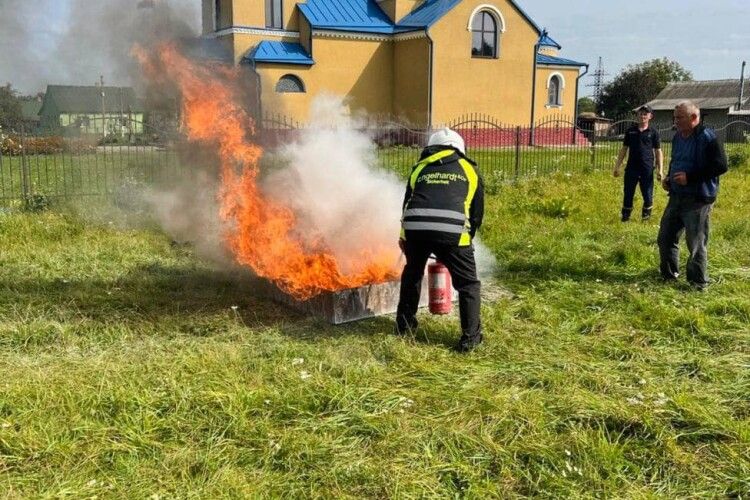 У громаді на Волині провели змагання між місцевими командами пожежників