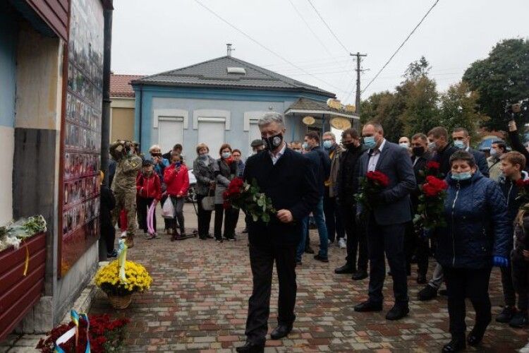 Петро Порошенко на Рівненщині вшанував пам’ять захисників, які загинули за Україну (Фото)