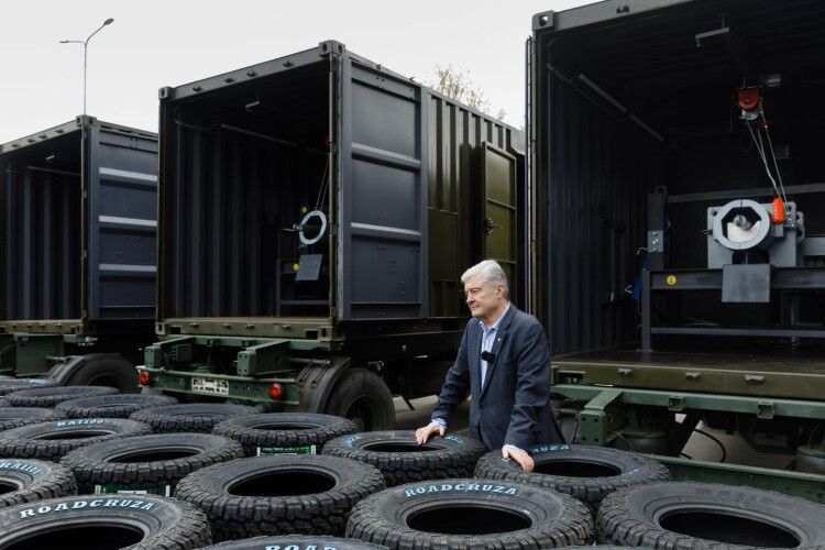Петро Порошенко передав у підрозділи ЗСУ техніку для шиномонтажу, шини та зарядні станції