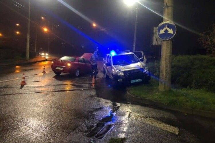На Гнідавській у Луцьку поліцейський автомобіль не розминувся з «Alfa Romeo» (Фото)