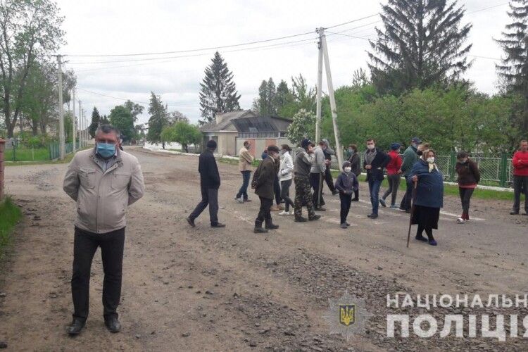 На Рівненщині селяни перекрили дорогу, протестуючи проти хижацької вирубки лісів та руйнування шляхів лісовозами (Фото)